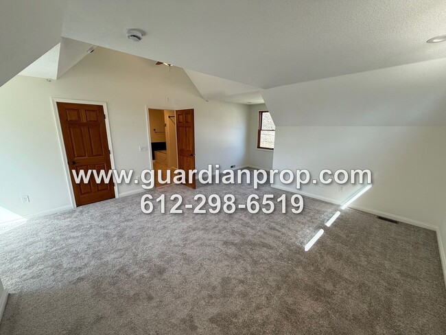 Building Photo - Roseville House in Secluded Midland Hills Available September 1, Updated Kitchen, Large Primary S...