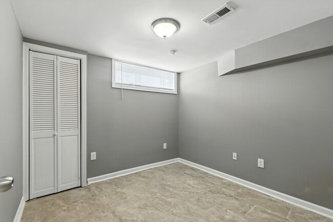 Building Photo - 2220 Henneman Ave