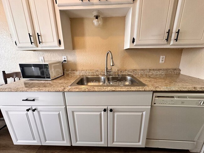 Building Photo - 109 SE 42nd St