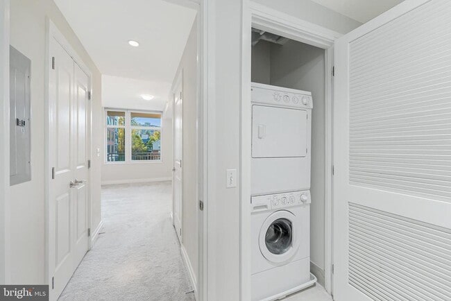 Building Photo - 8220 Crestwood Heights Dr