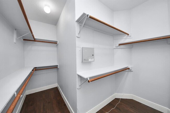 Building Photo - 623 Airybrook Ln
