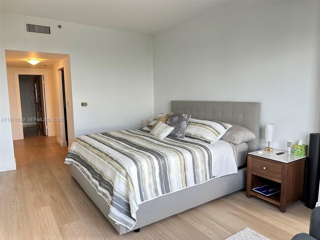 Building Photo - 251 Crandon Blvd