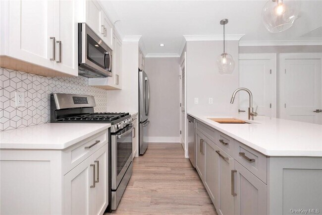 Building Photo - 470 Main St