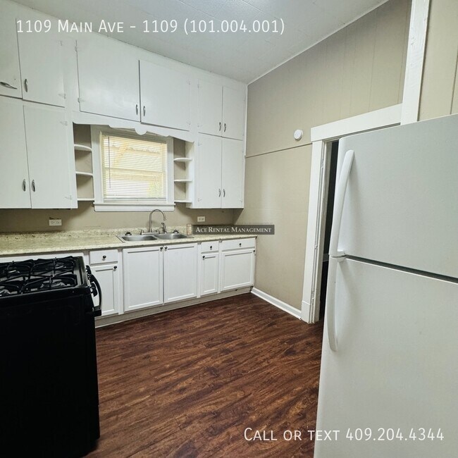 Building Photo - 1109 Main Ave