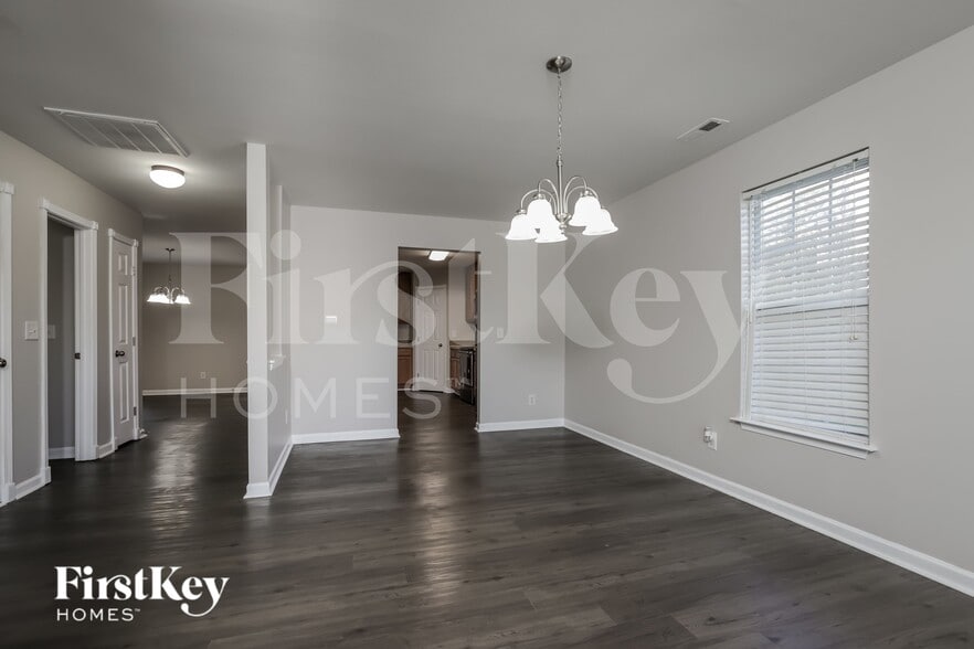 Building Photo - 612 Brassfield Dr