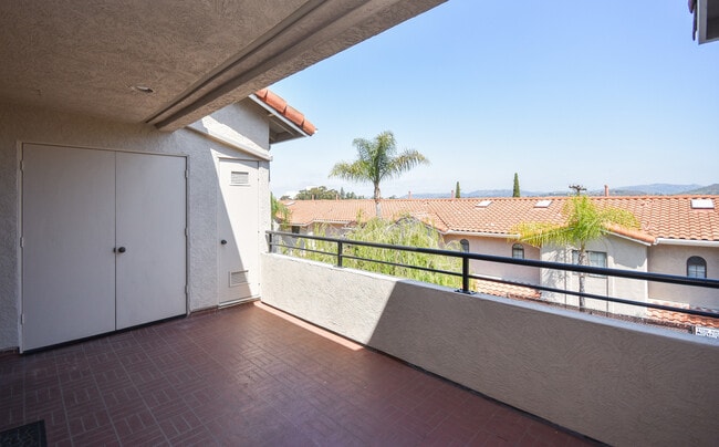 Building Photo - Beautiful Escondido Townhouse with beautiful View!