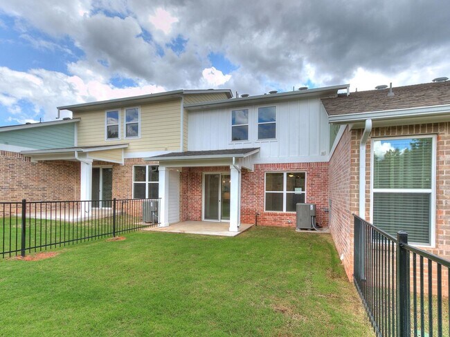 Building Photo - Luxury, Zero Maintenance Living Edmond Townhome