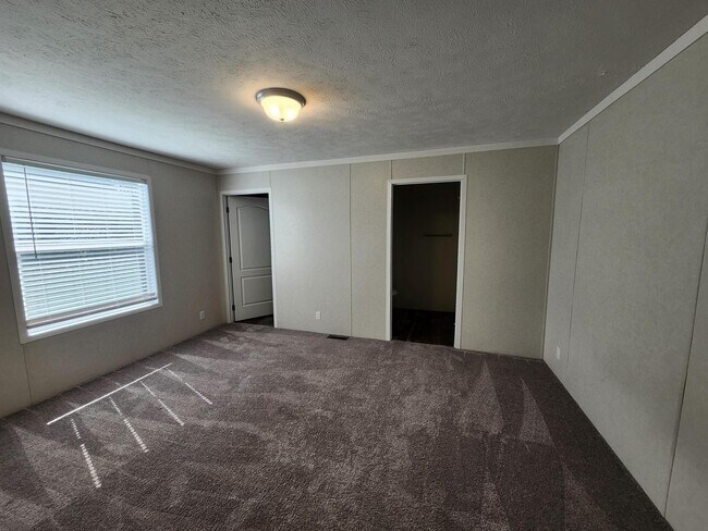 Building Photo - 220 Maple