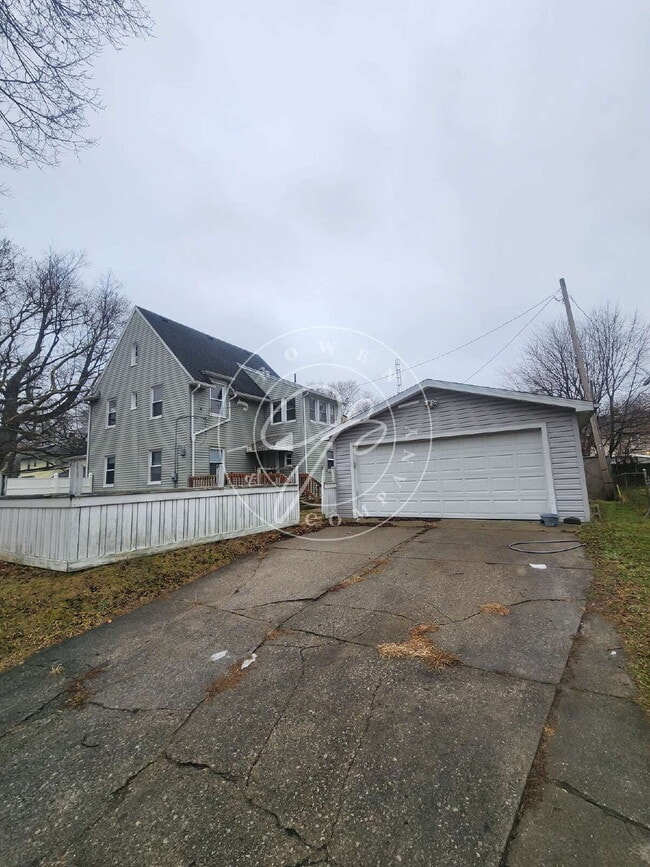 Building Photo - Charming 3–4 Bedroom West Toledo Home with Bonus Room & Garage