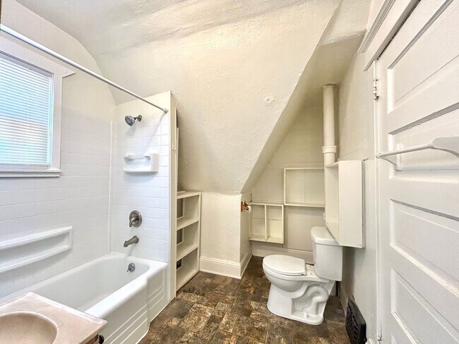 Building Photo - 2550 Crozier Ave