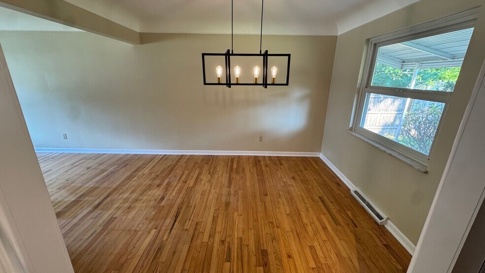 Building Photo - 1886 Kingsway Ct