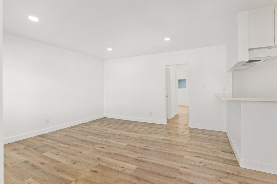 Building Photo - 927 Daisy Ave