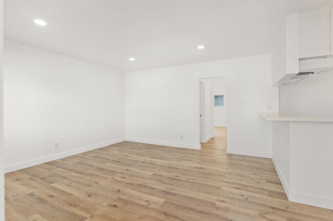 Building Photo - 927 Daisy Ave