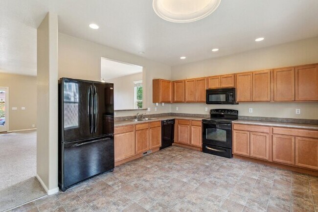 Building Photo - Well-Maintained 3-Bedroom Townhome with Central A/C and Open Layout