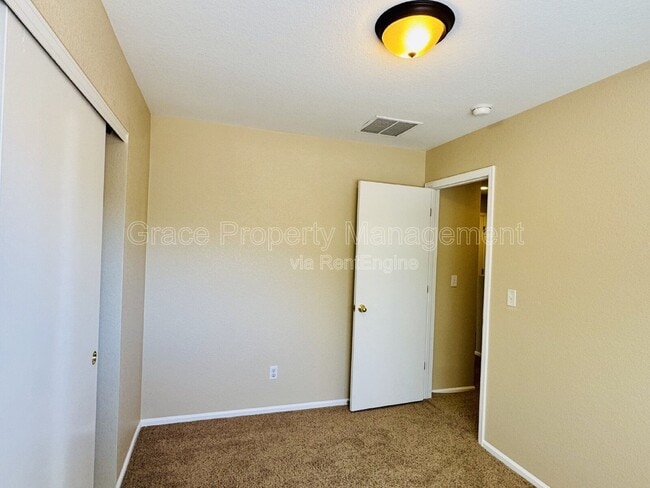 Building Photo - 717 Mockingbird St