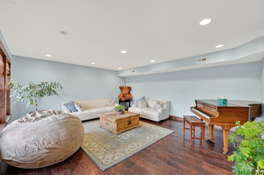 Building Photo - 7693 Whileaway Rd W