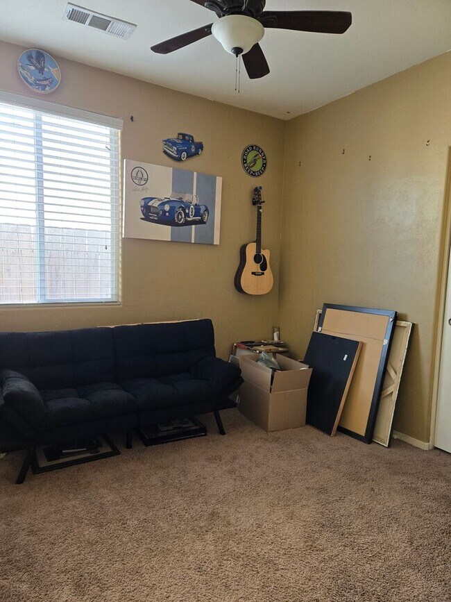 Building Photo - 4 BR 2 BA Availble Nov 18th