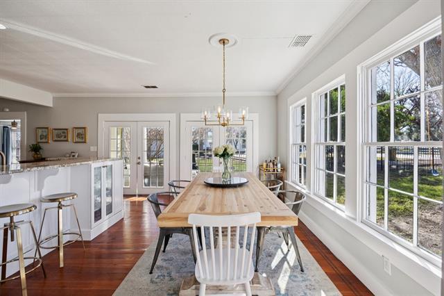 Building Photo - 704 Williams St