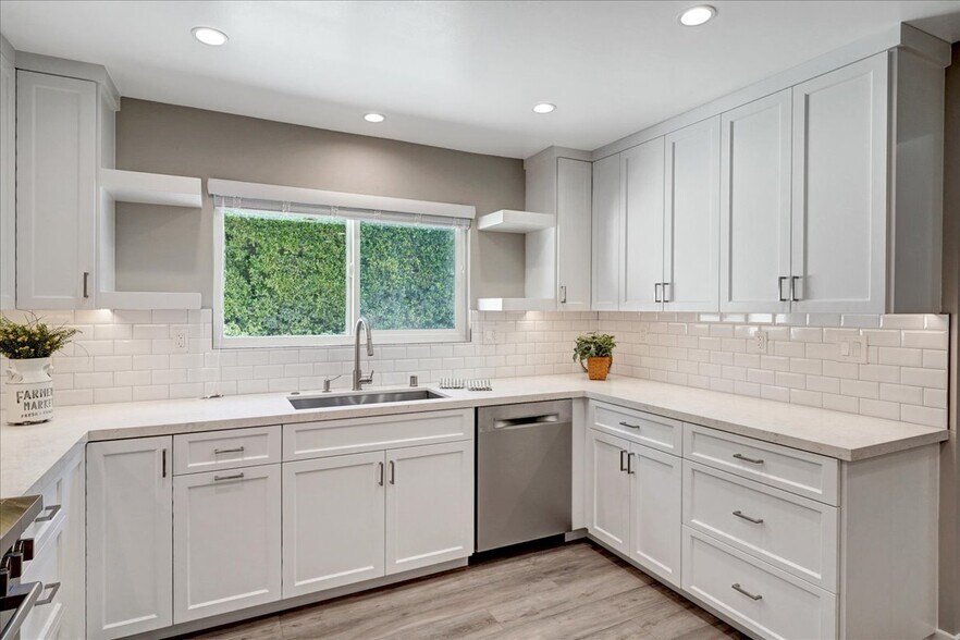 Building Photo - 5346 Tyrone Ave