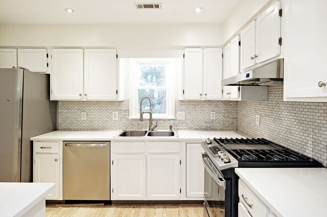 Building Photo - 430 Wynridge Dr
