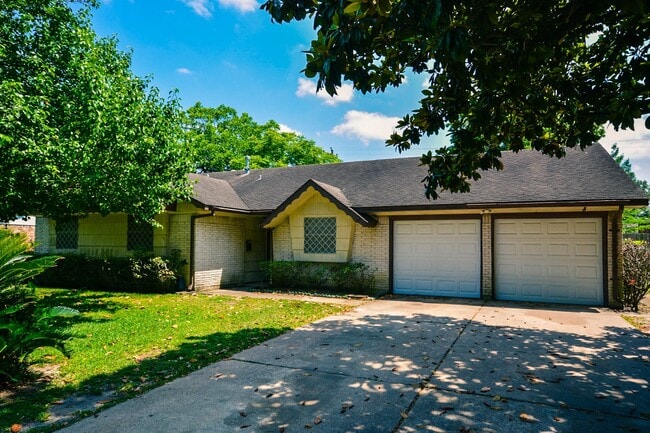 Primary Photo - 8407 Edgemoor Dr