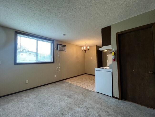 Building Photo - Main Floor Studio in St. Paul - Great Location