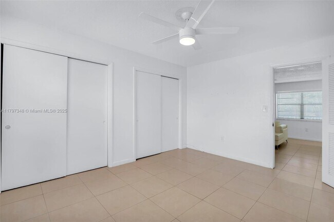 Building Photo - 4590 SW 67th Ave