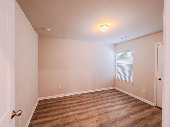 Building Photo - 213 Turner Ln