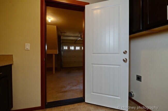 Building Photo - Beautiful Townhome! Flawless Location!