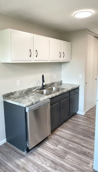 Building Photo - Royal Oaks Apartments