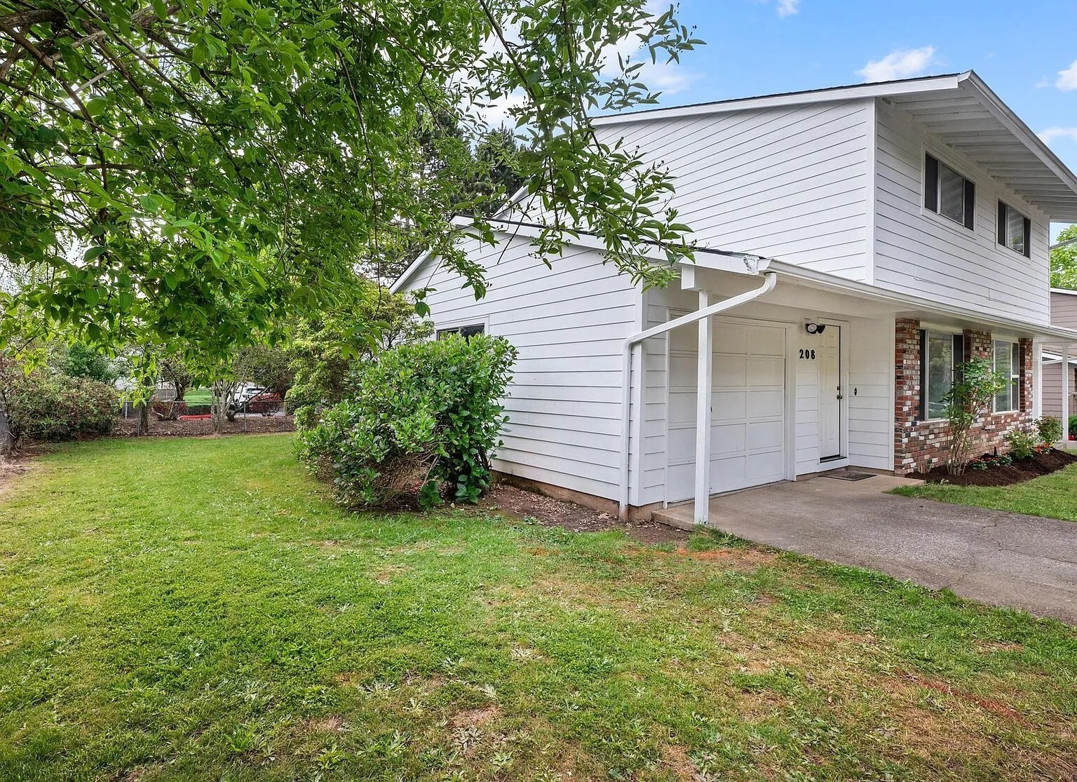 Building Photo - 208 SW Wallula Ave