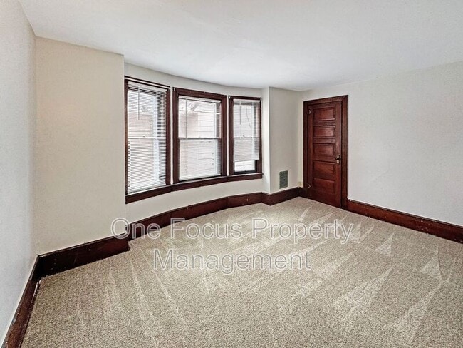 Building Photo - 325 Percy St