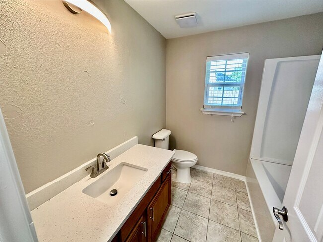 Building Photo - 6 Roessler Ln