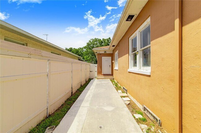 Building Photo - 3321 W Woodlawn Ave