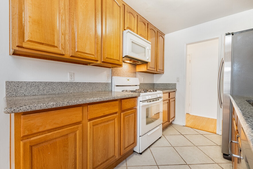 Building Photo - 1535 Granville Ave