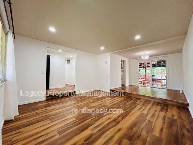 Building Photo - 493 Dahlia St