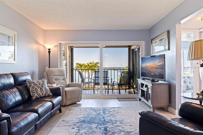 Building Photo - 6365 Bahia Del Mar Blvd S