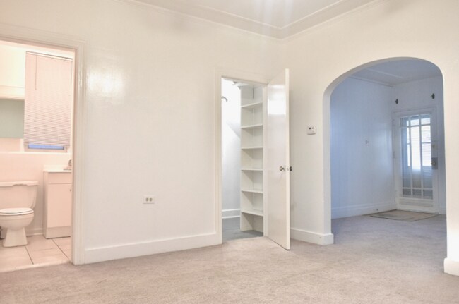 Building Photo - 2309 Bellevue Ave