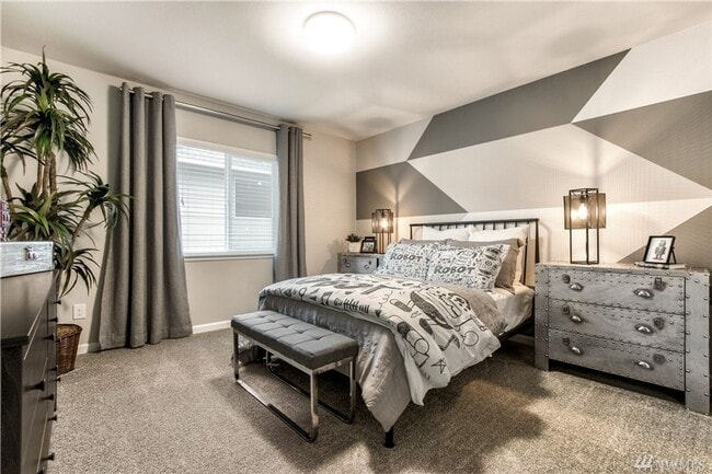 Building Photo - Beautiful Home Close to Everything 4BD