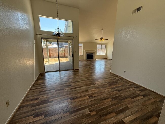 Building Photo - 2115 E Minarets Ave
