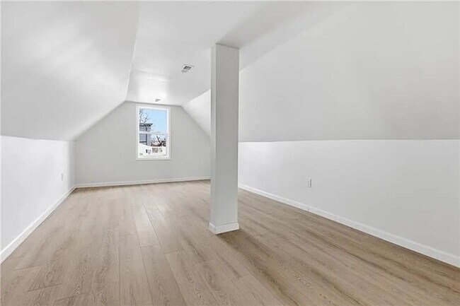 Building Photo - 4 bed 2.5 bath - stunning home, great location, must see.