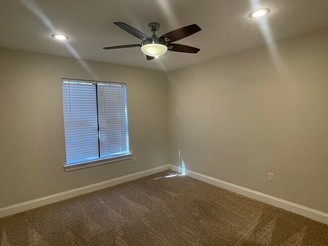 Building Photo - 1624 Oakmont Cir