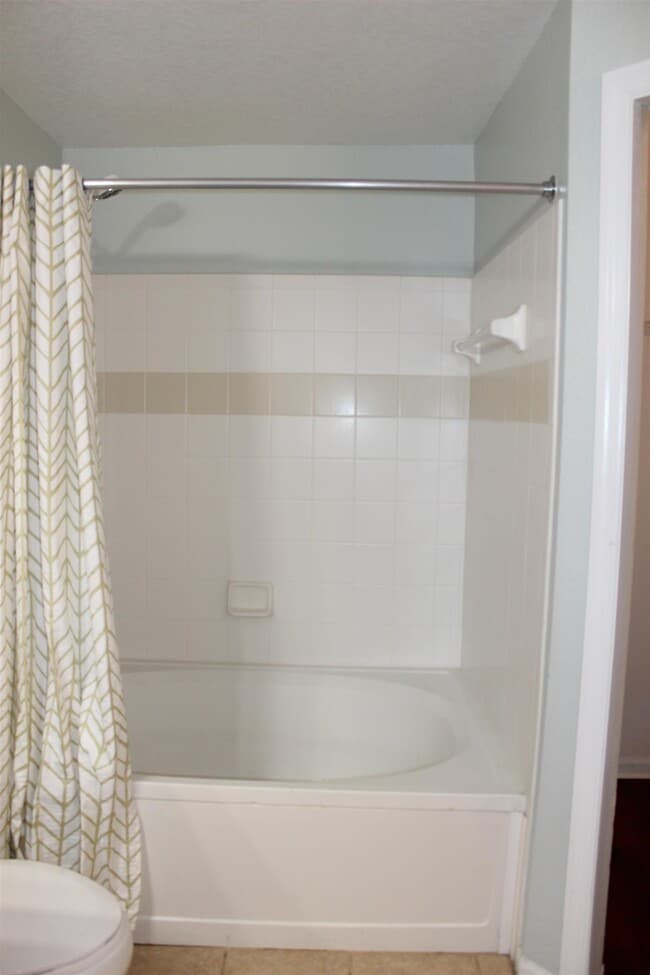 Building Photo - 2801 Chancellorsville Dr