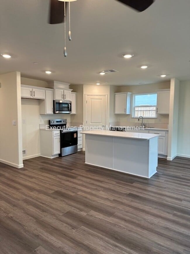 Building Photo - 11 River Oak Ct