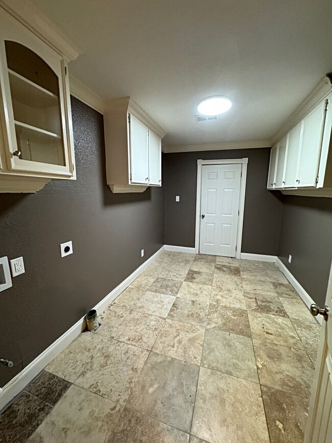 Building Photo - 2312 Lisa Ln