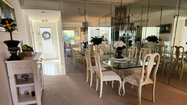 Building Photo - 3571 Inverrary Dr