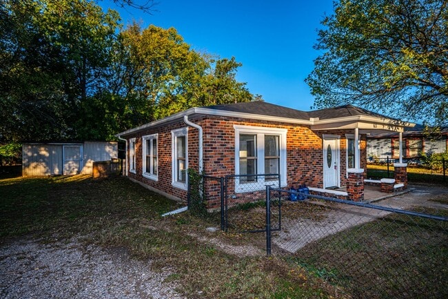 Building Photo - 3 BEDROOM 1 BATHROOM BRICK HOME FOR RENT!