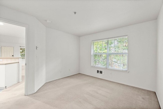 Building Photo - Charming 2 Bed Condo in DuPont | Fresh Pai...