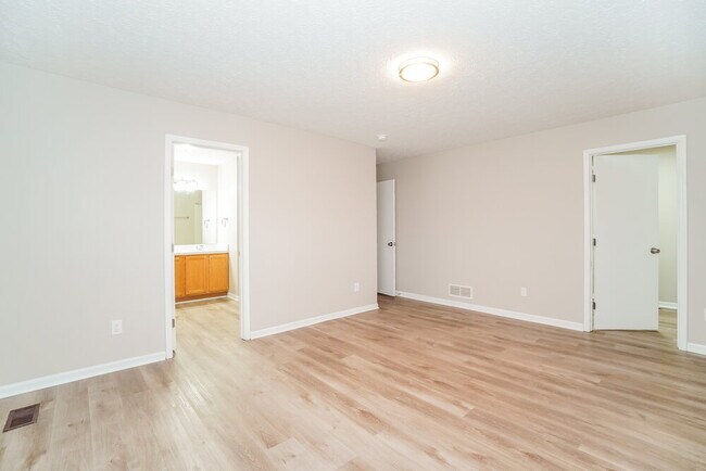 Building Photo - 238 Oxford Dr SW