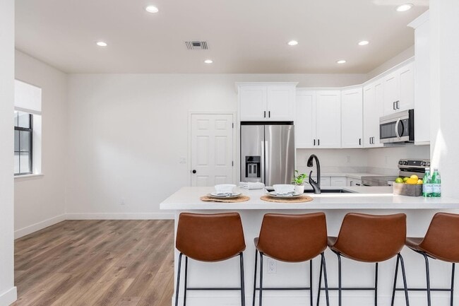 Building Photo - 908 S Manzanita Dr